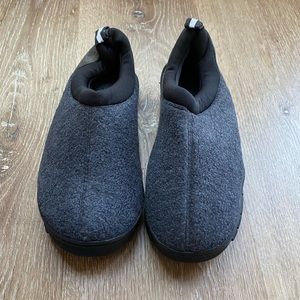 Brand New Unisex Memory Foam Slippers Size Small 5/6